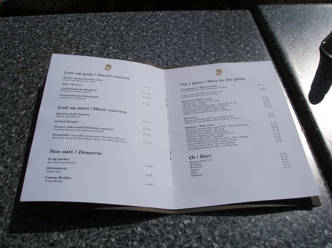 メニューです。現地語と英語があるかな。