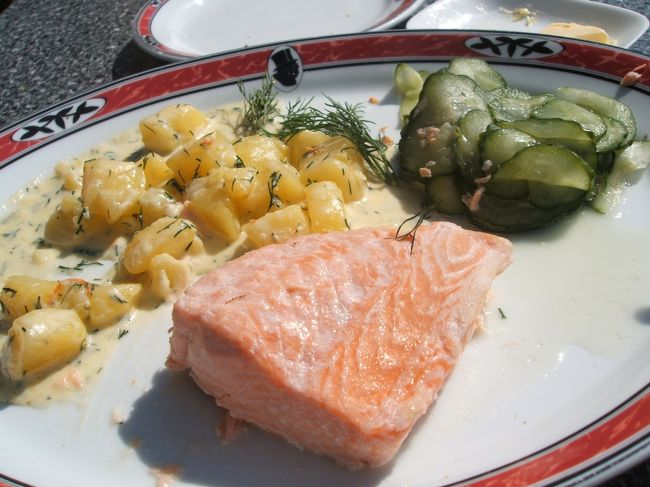 バカの一つ覚えのごとく、ノルウェーサーモンを注文。これがまたおいしいのなんのって！