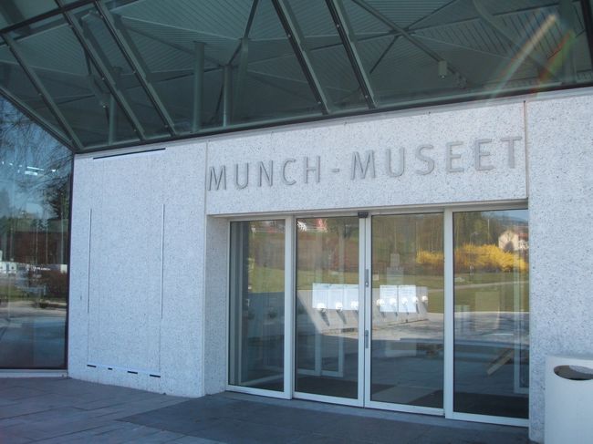 うっそー、よくわかりませんが休館中ですって！<br /><br />信じられません…