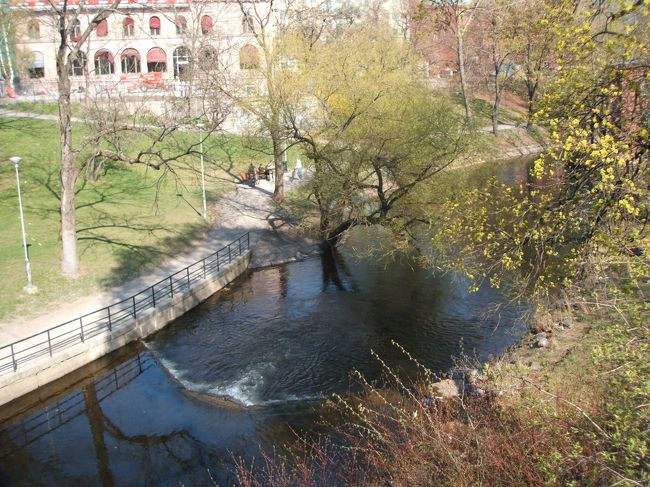 時差ボケもあったので夕方５時くらいですがホテルのほうに戻ってきました。ホテルの前の小川。<br /><br />明日は朝8時にここを出発、ストックホルムへ行きます。