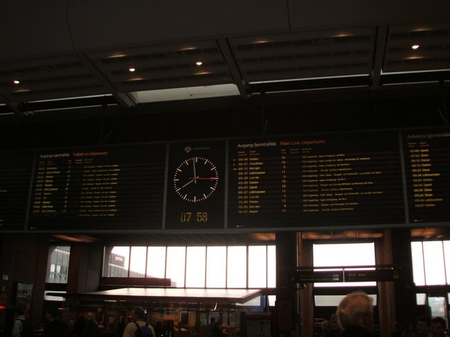 さてさて翌日。なんとオスロは土砂降りの雨。<br /><br />そして時刻表では8時にストックホルム行の電車があったのになぜか出ていなくて12時過ぎまで待たされることに。<br /><br />雨だから観光ができない＞＜