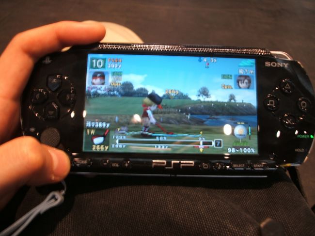 じゃ、暇なのでPSPやって遊んでいました。このころはまだ出て半年もたっていなかったので当然ヨーロッパにはありません。<br /><br />子供たちが興味深そうに寄ってきました。