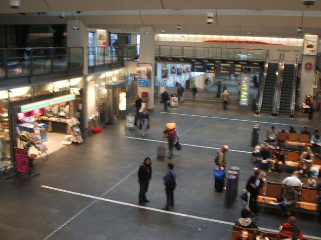 ピンボケ写真で恐縮ですが、駅構内です。中央駅ですがごみごみしていません。