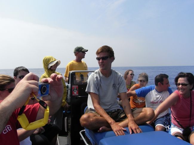 ボートの上はこんな様子。<br />アメリカンなノリもしくは体育会系のノリが好き<br />かつ体力に自信がある<br />かつそれなりに英語でのコミュニケーションが取れるのならば、とても楽しめますよ。