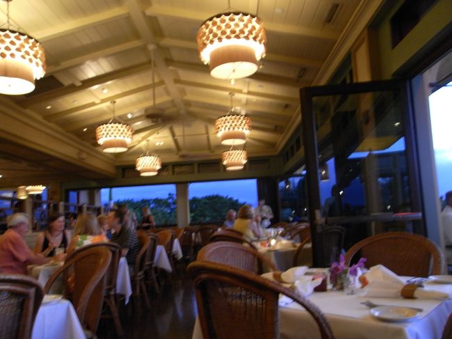 そして、二日目のディナーは、<br />マウナラニのThe Shopsの中にある<br />Tommy Bahama's Tropical Cafeで。<br />素敵な雰囲気のお店でした。<br />店員さんのサービスがとても良いです。<br />http://www.shopsatmaunalani.com/dining.html<br />