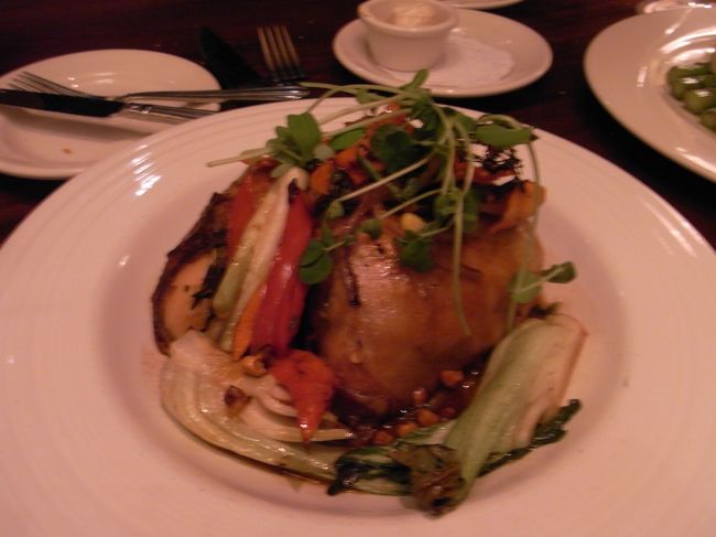 旦那のメインのチキン。<br />大きすぎる・・・<br />私はお魚を頼みました。