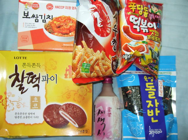食べ物編。<br />上段左からキムチ、エビせん、トッポギスナック、下段左からチョコパイ、ぶどう味マッコリ、韓国のリふりかけ。
