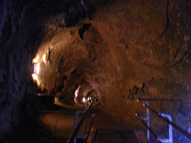 こちらが、Lava tubeの中。<br />速度の違う溶岩流によって形成された自然のトンネルです。