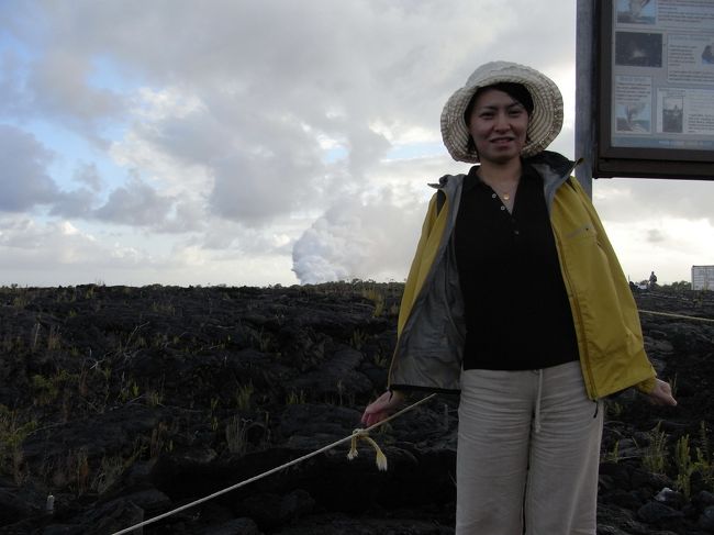 その後、カラパナへ溶岩が海に流れる様子を見に行きました。<br />溶岩は日中は、赤く見えませんが、<br />日が沈むと赤く見えます。