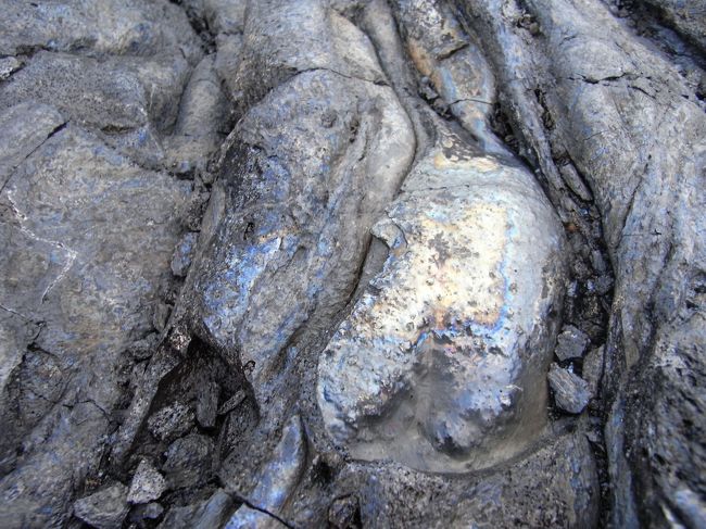 こういう溶岩の道を30分くらい歩きます。<br />運動靴と懐中電灯が必要です。