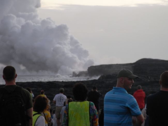 多くの人が見に来ています。<br />ここは実際に溶岩が海に流れている地点から<br />800メートルくらい離れた場所です。