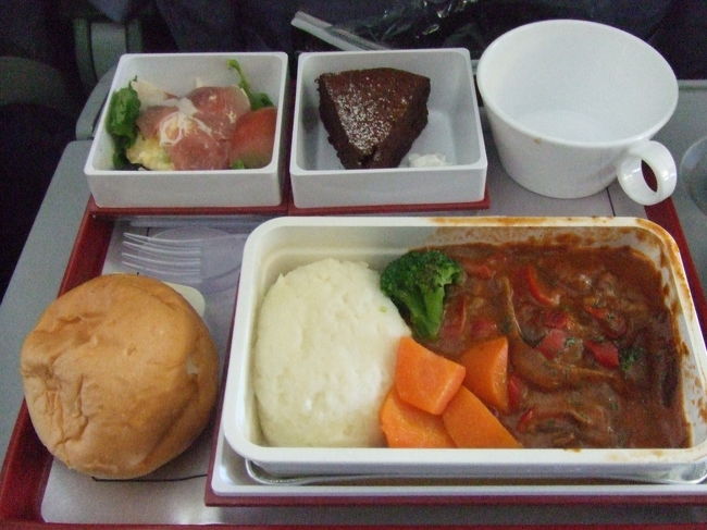 今回はチャイナエアラインの成田−バンコク往復便を利用します。途中台湾で乗り継ぎします。<br />成田→台湾間の機内食は、シーフードorビーフ。<br />私はビーフ♪。<br />メインはビーフシチューとマッシュポテトで、サラダとチョコブラウニー♪がついてました。