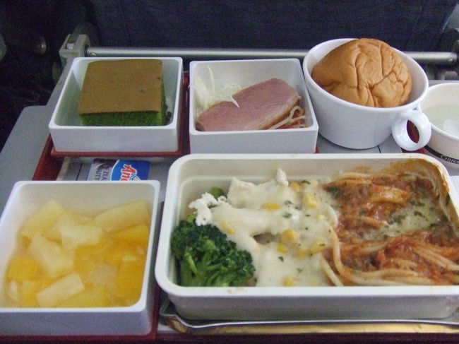はい、こちらは台湾→バンコク便。<br />またもや機内食です〜♪<br />チキンorシーフードだったかな？？？<br />今度はチキンにしたら、チキンクリーム煮とスパゲティミートソースがメインで、フルーツとサラダと抹茶カステラ？（めちゃウマ♪）が付いてました〜☆