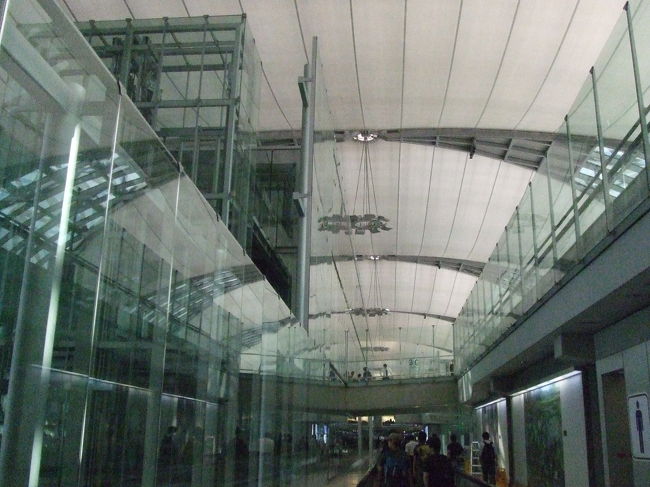 機内では映画「天使と悪魔」を観賞。<br />しかーし！！これからクライマックス！！！ってトコで時間切れ（ＴＴ）しくしく。。<br />また見よっと。<br /><br />そして夕方、といってもこの時点で日本との時差が２時間あるのでまだ現地時間では１６時くらい。<br />タイのスワンナプーム空港に到着！<br />やっぱり広くてキレイな空港ですわ。<br />あと１つ乗り換えっす。ふう〜。