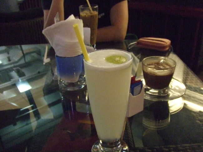 次の飛行機までちょっと時間があるのでお茶しようと思ったけどなかなかカフェが見つからない。<br />だいぶ長いことウロウロしてました（＾∀＾；）<br />ようやくカフェに入ることが出来たので、レモンジュース（90バーツ）を。クエン酸とビタミンＣ摂取ね☆<br />レモネードみたいな甘いジュースでした。