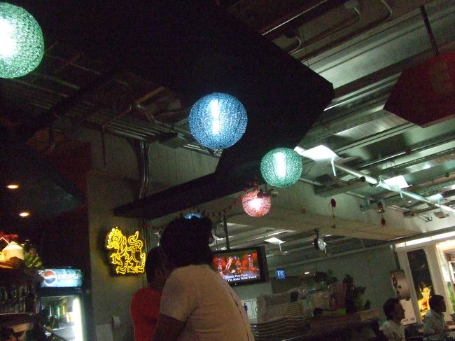 このカフェ、なんだか店員が多すぎる気も（＾＾；）<br />バドガールならぬハイネケンガールがいたりして。<br />でもこのゆる〜いトコが海外来た！ってカンジね。