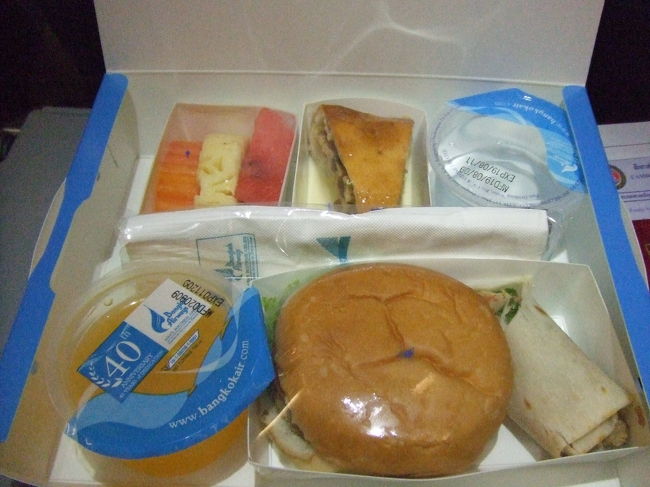 小さい飛行機に乗り込み、離陸！<br />フライト時間は1時間ほど。その間にビザ申請書（空港でビザ申請する人だけ）やら入国カードやら税関申告書やら記入しないといけません。<br />そしてそんな短い時間でも機内食は出ます。（冷え冷えだけど。。。）<br />客室乗務員もめっちゃばたばた忙しそうです（＾＾；）<br />慌しいバンコクエアウェイズの機内なのでした。