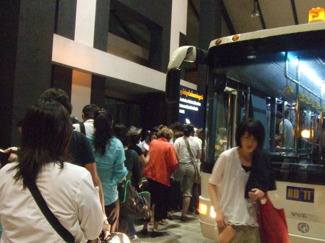 外は雨が降っていました。<br />飛行機を降りるとバスで空港建物まで運んでくれました。<br />（去年は歩いたけどな）<br />入口で健康調査書を記入して提出すると、黄色い紙と引き換え。何やらインフルの事が書いてありました。<br />中に入るとすぐ左手でビザの申請をし、申請書とパスポートと証明写真と20?を渡しました。<br />ワリとすぐにビザの貼られたパスポートが返却されます。<br />イミグレを通って、カンボジア入国〜♪<br />出口では今回お世話になる、ハッピースマイルツアーのガイドさんが待っていてくれました。