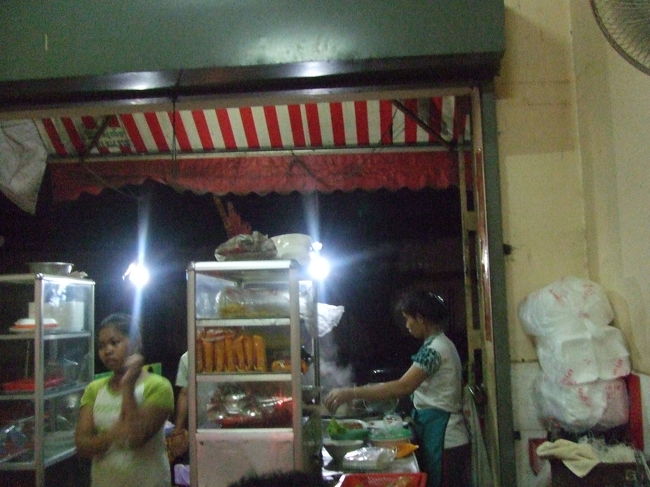 宿のスタッフが案内してあげるよってことで、トゥクトゥクに乗り込みました。<br />私達が"クイティウ"が食べたいとリクエストすると、「クイティウは朝ごはんだからな〜」と言いながらも地元民が行くような小さな名前も無い食堂に連れてってくれました。<br />いきなり現地に触れた感じ（＾ｍ＾）