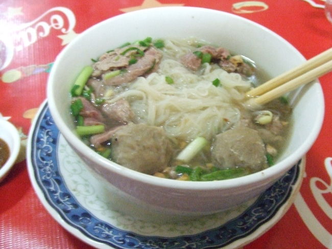 これが『クイティウ』。<br />ベトナムで言うところの『フォー』ですね。<br />ポークのクイティウ。肉団子が入ってます。<br />あっさりしてて美味しいですよ☆