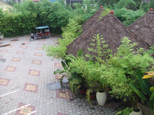 私達の部屋は2階。テラスから下を見たところ。<br />下にはトゥクトゥクが止まってますね。