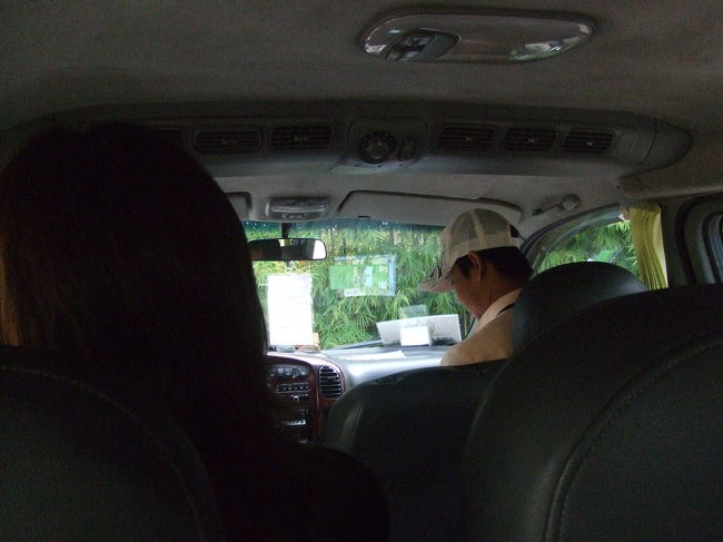 8時半。ツアーの集合時間です。<br />昨日のガイドさんと、ドライバーさんが迎えに来てくれました。<br />私達3人とガイドさんとドライバーさん、5人でのぷちツアーです♪<br />車に乗り込み、しゅっぱーつ！