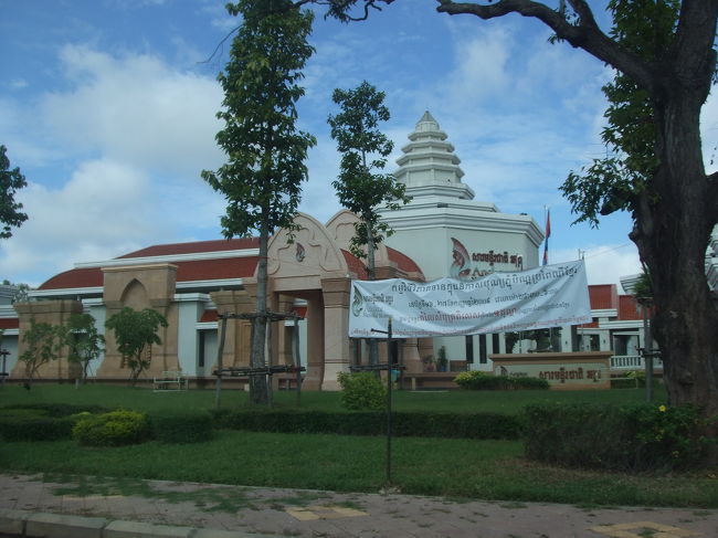車窓から見えるのは博物館。大きな立派な博物館のようです。（今回は行かなかったけど、そのうち行ってみたいっすね）
