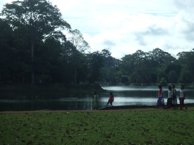 チケット売り場で遺跡入場券3日券（40$）を購入。<br />遺跡に入る時は毎回この入場券を提示しないといけません。<br />さてさて、観光初日はアンコールトムへ向います。<br />途中でアンコールワットを通り過ぎて行きました。写真はアンコールワットのお堀ですね。