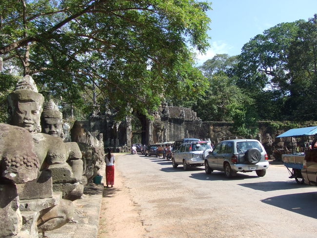 そのまま南大門へ歩きます。<br />道の両端にはヘビを引っ張っている阿修羅像と神様の像が並んでいます。<br />この時期、ちょうどカンボジアのお盆『プチュンベン』にあたり、カンボジアの人達も各地からたくさんお参りにやってきていたようです。<br />おかげで一車線分しかない南大門が大渋滞になってました（＾ｍ＾）