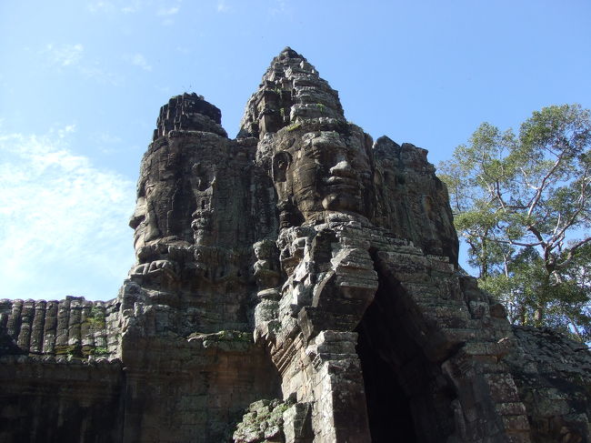 南大門の近くから。<br />アンコールトムは１つの遺跡ではなくて、１つの町のことだそうです。周囲を壁で囲まれていて、門が東西南北合わせて全部で５つあります。