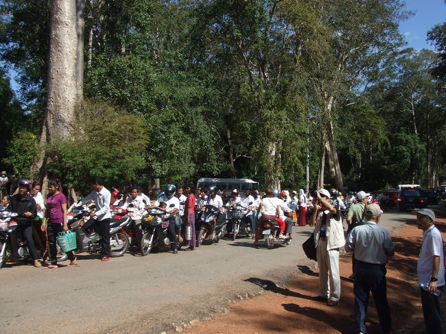 こっちは門の内側からの景色。<br />どっちもバイクに車にトゥクトゥクにと大渋滞（＾＾；）