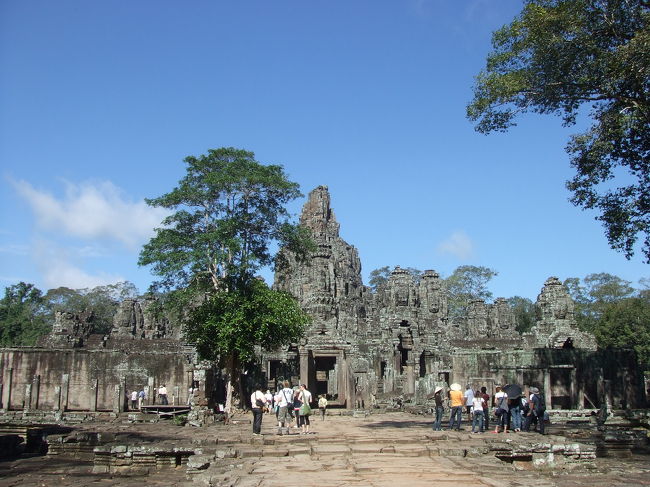 少し進むと、『バイヨン寺院』が見えてきました。<br />顔の彫刻がいっぱいで有名なトコですね。<br />至る所に顔顔顔です！