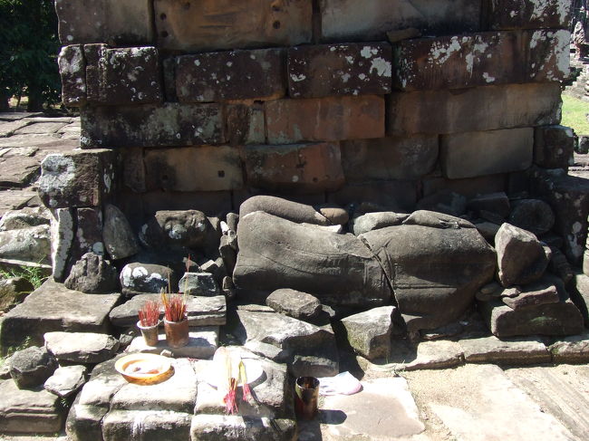 入口すぐの所に寝ている仏様の像がありました。前来た時はガイド無しだったから多分気付かなかった気が。。。<br />やっぱりガイドさんが付いてると色々説明してもらえていいですね☆<br />（一度は日本語ガイド付きで行くといいですね〜。）