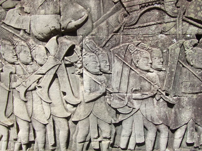 壁にはいろんな風景が彫刻されています。<br />当時の戦の状況、生活の風景、などなど。<br />これは中国人の軍隊の様子。格好が中国っぽくないですか？