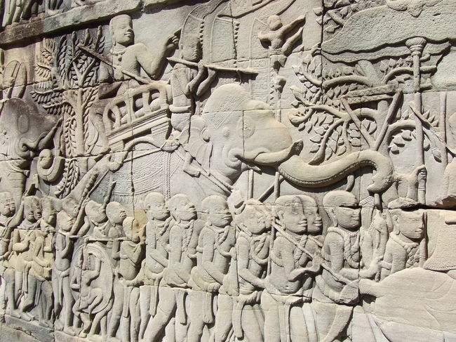 こっちはクメール人の軍隊。昔のクメール人は体が大きくて力もとても強かったそうです。<br />今のクメール人は中国系の人も多く、細くてひょろっとしているイメージです。