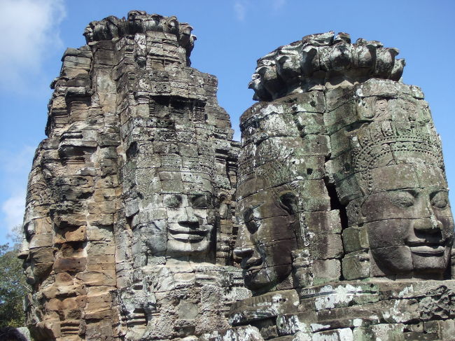 塔の数は、当時の県と同じ数だそうです。今では戦争や内戦で半分くらいの県数になってしまっているそうですが。一つ一つの塔に顔が４つずつ。