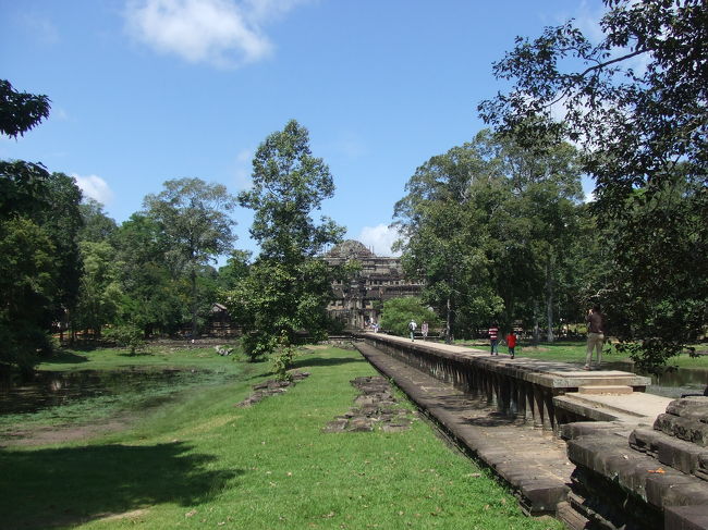 バイヨンから少し歩いてきたところ。バプーオンというところ。長い渡り廊下みたいな所がありますね。