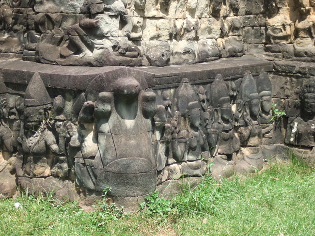 ライ王のテラス。ここは未完だそうで、下の方の彫刻は顔が彫られていませんね。