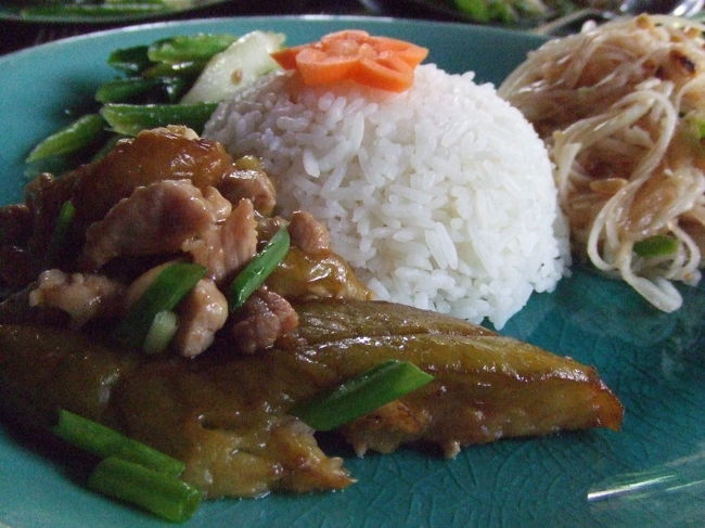 こんなカンジでゴハンの皿にとって食べました。<br />かなりのボリュームで、かなり満腹！！