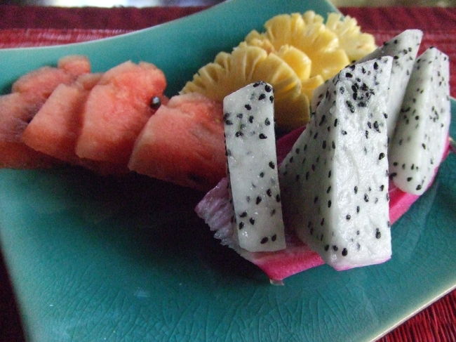 こちらはデザート☆<br />季節のフルーツ。<br />ドラゴンフルーツと、スイカと、パイナッポー！