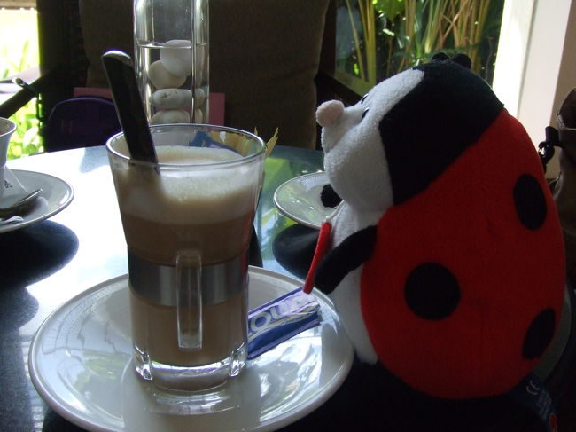 このホテル、日本人スタッフさんがいらっしゃいました！<br />すごいキレイな日本語話す人だな〜と思ったら、「日本人です」とのこと（＾∀＾）<br />ホットカフェオレ（だったかな？）を注文。<br />キレイなお姉さんが運んできてくれました。高級ホテルなのに、リーズナブルなお値段で飲めました♪