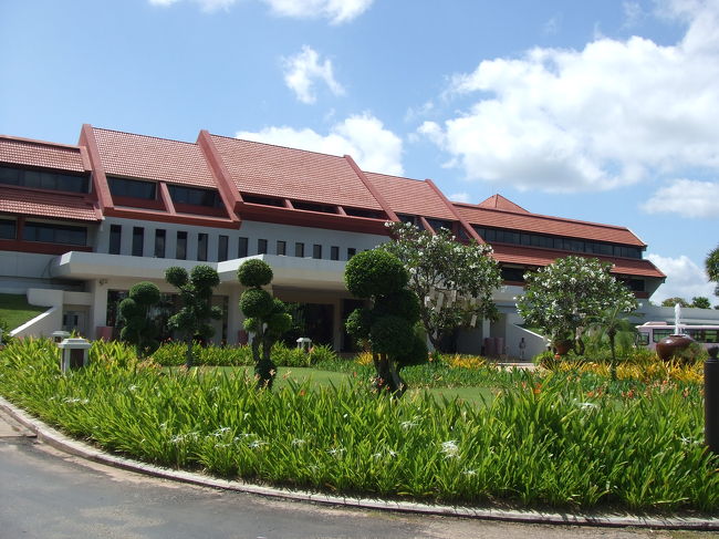 お腹はいっぱいでも、コーヒーは飲めるんだな♪<br />ってなわけで、ご飯食べた後『メリディアン』ホテルに連れてってもらってガイドさん達とは一旦お別れ。<br />ホテル一階のCafeに入ってまったりコーヒータイムを楽しみました〜♪♪♪