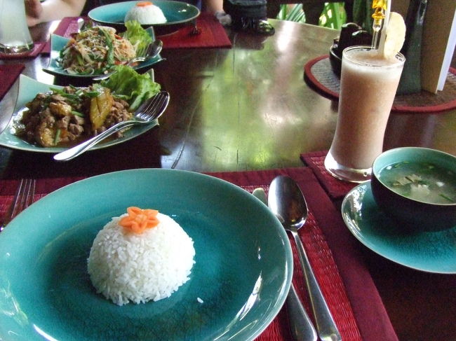 ミックスフルーツジュース美味しかった☆<br />ゴハンと、おかずが3品。<br />それにスープとデザートが出てきました。