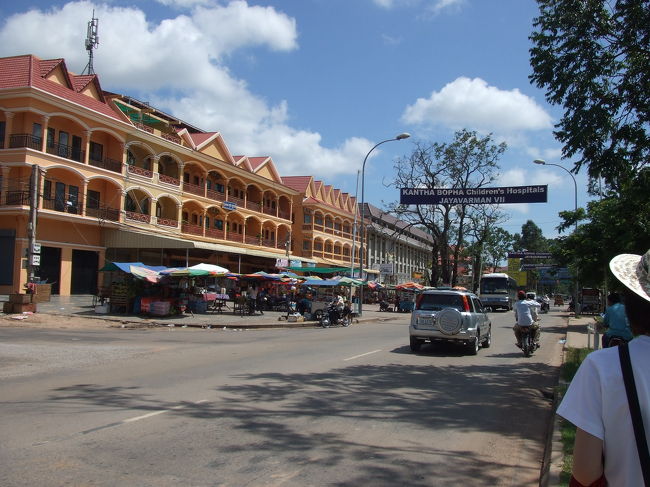 ちょっとセレブ気分（？）を味わった後は、周辺をぷらぷら。<br />アンコールクッキーの店があったから入ってみたけど、ちょうどツアーの団体がいて店内は激混み！！<br />また今度来ようってことであきらめました。<br />とりあえずアンタヌーに戻りましょう〜！