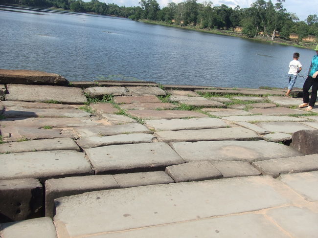 二度目のアンコールワット。<br />だけどやっぱり感動っす（＞＜）<br />参道は、半分キレイに修復されてて、半分は未修復でがたがたです。<br />こっちはまだがたがた。。。