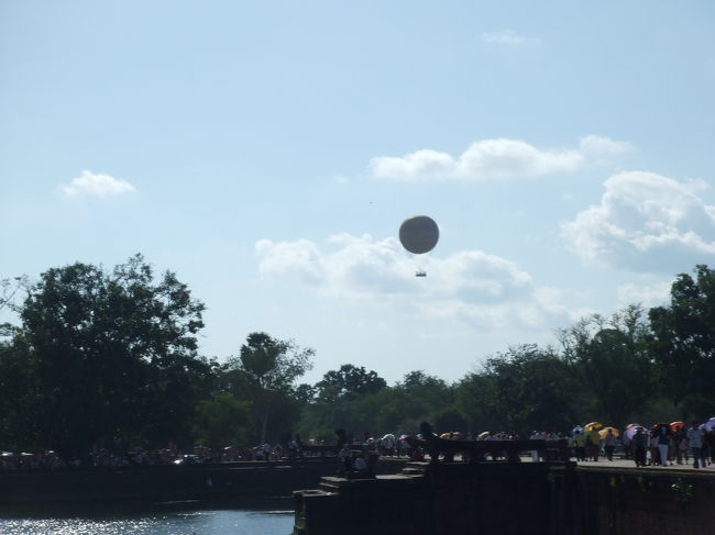 入口側を見てみると、遠くに気球が見えました。<br />いつか乗ってみたいな〜。