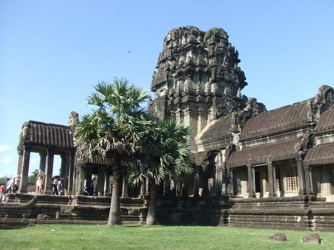 ここを抜けると、あの有名な景色が見えてきます。