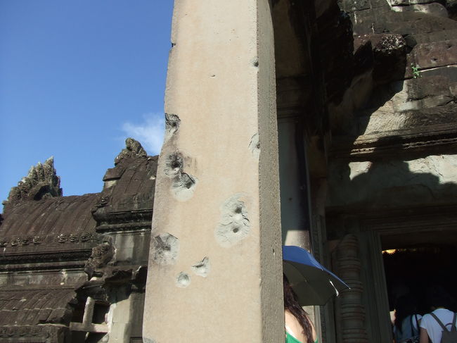 内戦時の弾痕だそうです。<br />生々しいです。