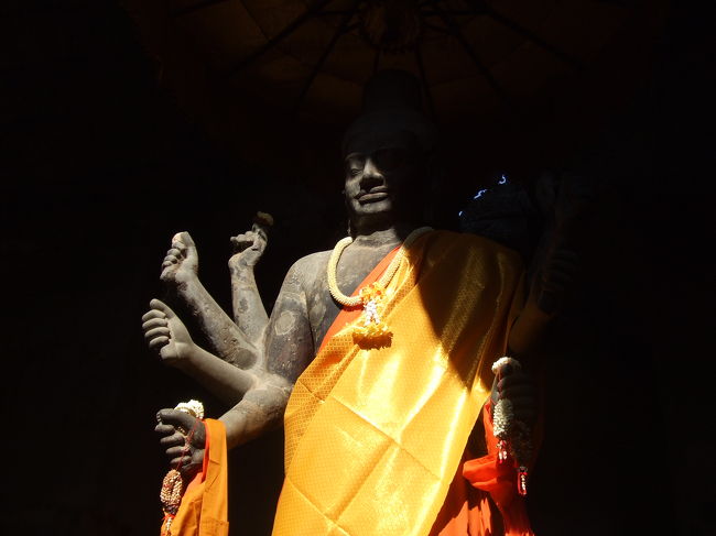 ヴィシュヌ神の像。<br />本当は左右あわせて腕が４本だったのに、勝手にフランス人が左右の下に２本ずつ腕をくっつけちゃって全部で８本になっちゃったらしいです。