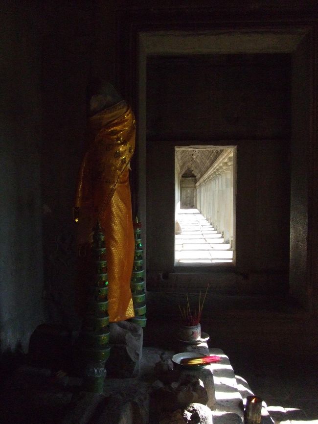 ヴィシュヌ神の近くには、妻のラクシュミの像があります。<br />美人なラクシュミ像は、ほとんど頭が盗まれて残っていないそう（ＴＴ）